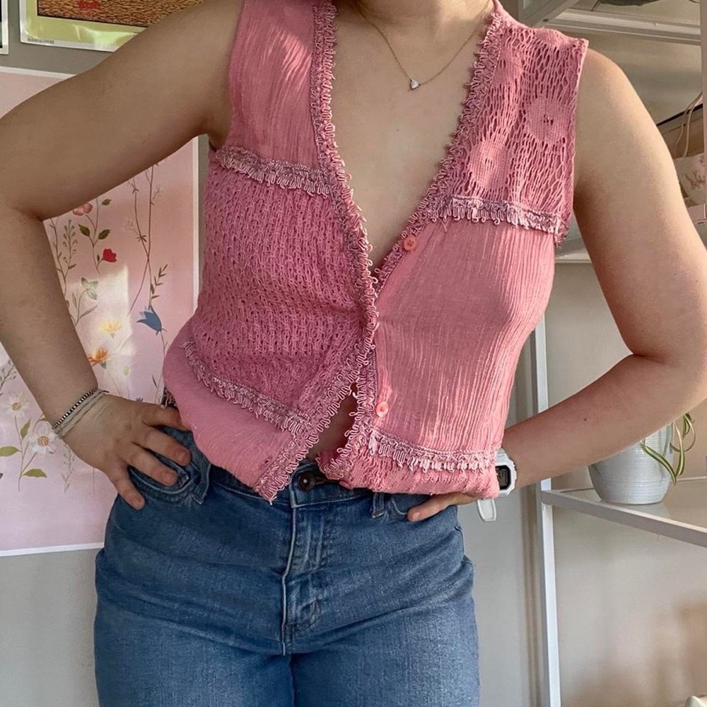 Joule Energy pink detailed vest. Says size small but would fit a medium as well.